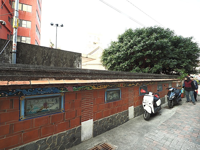 北港文化中心、北港登記所｜遊客中心、北港朝天宮、水道頭文化園區、甕牆、集雅軒、義民廟，還有鴨ㄚ小麵店之神級滷肉飯與日發製飴店之北港飴 — 2025年農曆年前返鄉順路之 北港半日小旅行 —【小惡魔畫蛇添福】補篇(5)