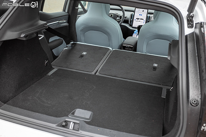 Volvo EX30 Twin Motor Performance 試駕｜ 有型、有趣但不容小覷的純電小休旅！