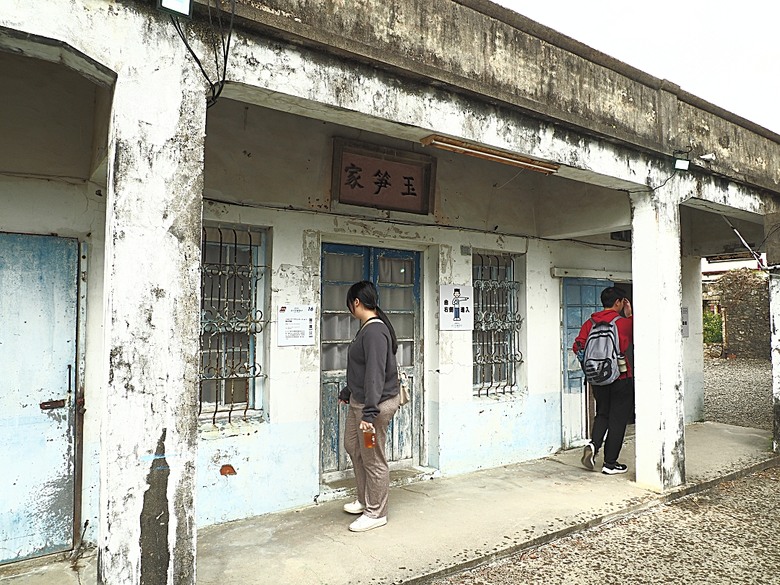 車城 落山風藝術季 【看海美術館展區、海口村街道及村落展區、墾丁長灘休閒飯店、紅柴。居 山海之隅】,順遊恆春縣城東門及北門、恆春文化中心民謠館,品嚐半島特色美食 — 香酥鴨、綠豆蒜 — 2025年初 國境之南看海賞藝小旅行 【小惡魔畫蛇添福】補篇(2)