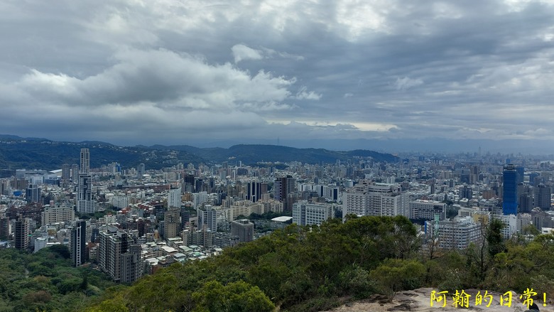 【郊山走走】 台湾よ、永に幸なれ。台灣幸福石、展翅高飛丹鳳山、熱門健行景點軍艦岩 輕鬆健行北投10連峰