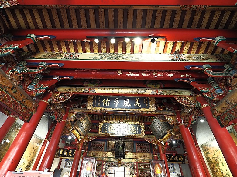 北港文化中心、北港登記所｜遊客中心、北港朝天宮、水道頭文化園區、甕牆、集雅軒、義民廟，還有鴨ㄚ小麵店之神級滷肉飯與日發製飴店之北港飴 — 2025年農曆年前返鄉順路之 北港半日小旅行 —【小惡魔畫蛇添福】補篇(5)