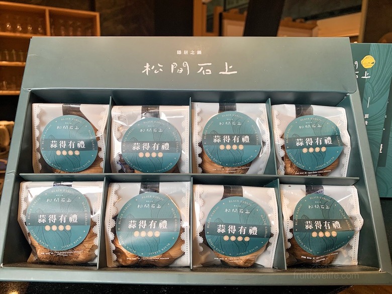 點我看大圖 火鍋餐前奉茶的儀式感,嚴選食材的精緻鍋物,咕溜的烏龜仙草凍,綿密的霜淇淋在這都吃的到