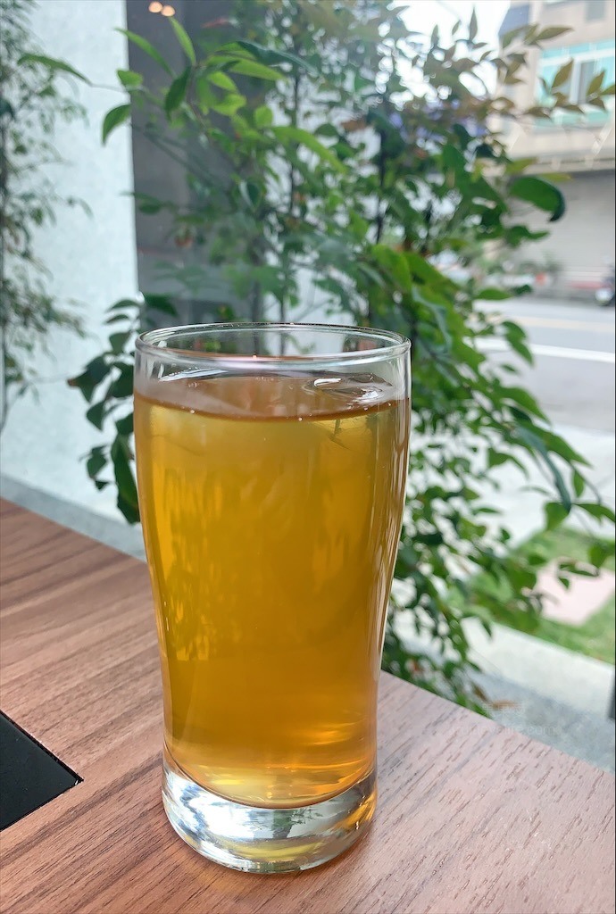 點我看大圖 火鍋餐前奉茶的儀式感,嚴選食材的精緻鍋物,咕溜的烏龜仙草凍,綿密的霜淇淋在這都吃的到