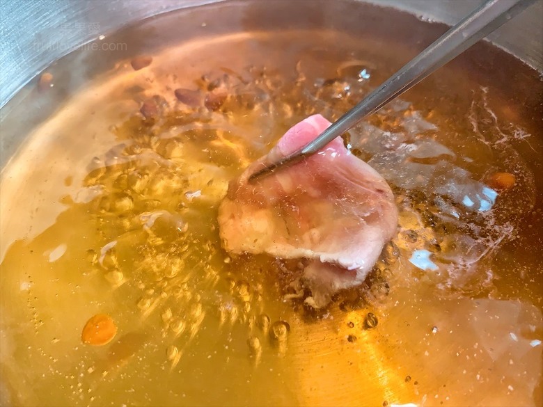 點我看大圖 火鍋餐前奉茶的儀式感,嚴選食材的精緻鍋物,咕溜的烏龜仙草凍,綿密的霜淇淋在這都吃的到