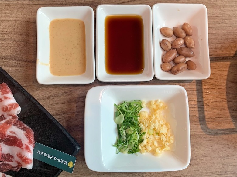 點我看大圖 火鍋餐前奉茶的儀式感,嚴選食材的精緻鍋物,咕溜的烏龜仙草凍,綿密的霜淇淋在這都吃的到