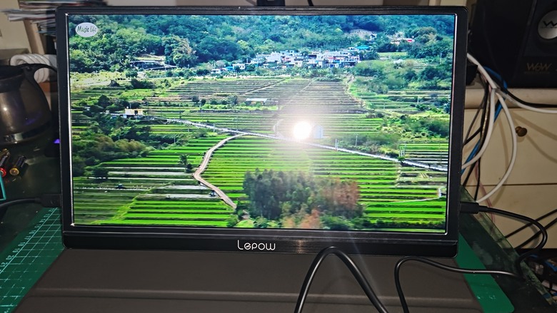 白牌攜帶式螢幕開箱簡易測試