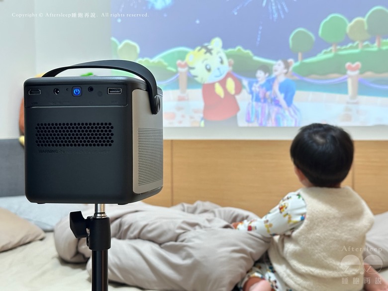 點我看大圖 SANSUI山水黑行俠|雷射音響投影機_小巧輕便又兼具大電量 / 4K高畫質超清晰 / 不分死角、白天完美投射高亮度