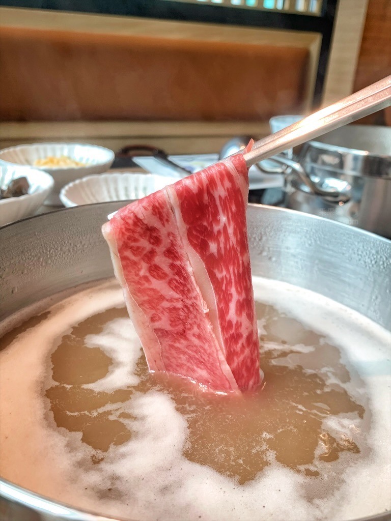 點我看大圖 火鍋餐前奉茶的儀式感,嚴選食材的精緻鍋物,咕溜的烏龜仙草凍,綿密的霜淇淋在這都吃的到