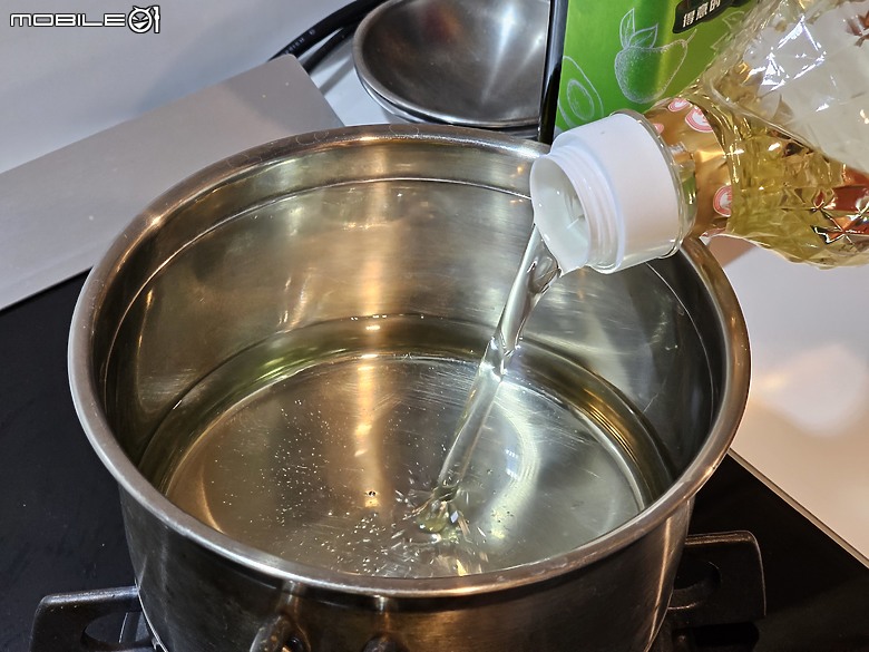 點我看大圖 年後小確幸:和老婆一起炸年糕,重溫兒時的甜蜜滋味