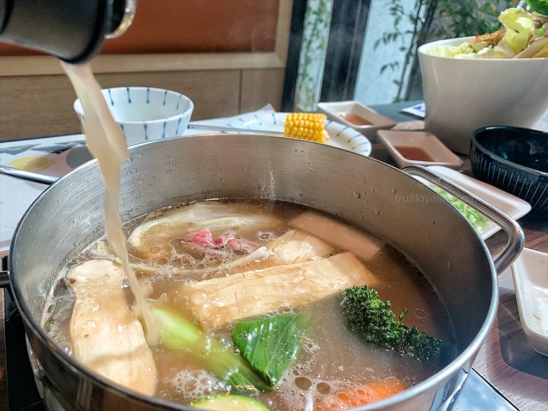 點我看大圖 火鍋餐前奉茶的儀式感,嚴選食材的精緻鍋物,咕溜的烏龜仙草凍,綿密的霜淇淋在這都吃的到