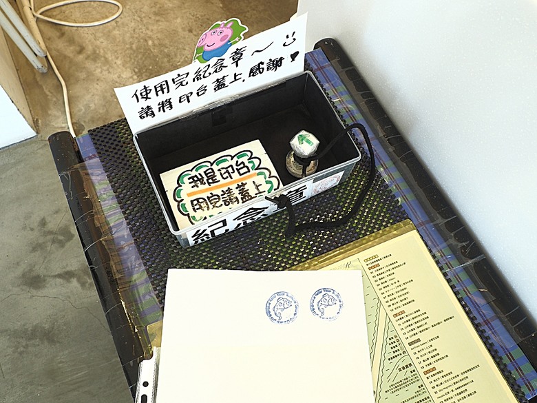 車城 落山風藝術季 【看海美術館展區、海口村街道及村落展區、墾丁長灘休閒飯店、紅柴。居 山海之隅】,順遊恆春縣城東門及北門、恆春文化中心民謠館,品嚐半島特色美食 — 香酥鴨、綠豆蒜 — 2025年初 國境之南看海賞藝小旅行 【小惡魔畫蛇添福】補篇(2)
