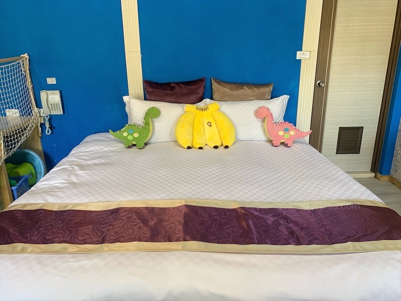 點我看大圖 獨棟主題式溜滑梯小木屋,房間裡面有滑梯還有很多玩具、玩偶,小朋友玩得超開心!