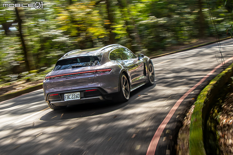 Porsche Taycan 4S Cross Turismo 小改款試駕|性能、續航大提升,還有難以取代的獨特性!