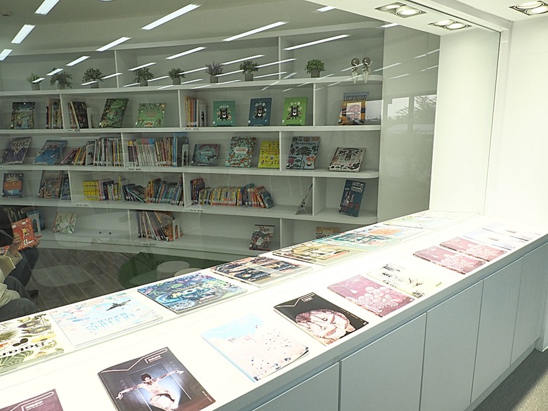 車城 落山風藝術季 【看海美術館展區、海口村街道及村落展區、墾丁長灘休閒飯店、紅柴。居 山海之隅】,順遊恆春縣城東門及北門、恆春文化中心民謠館,品嚐半島特色美食 — 香酥鴨、綠豆蒜 — 2025年初 國境之南看海賞藝小旅行 【小惡魔畫蛇添福】補篇(2)