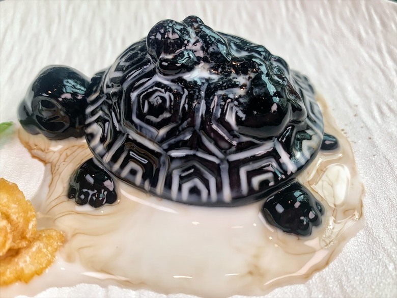 點我看大圖 火鍋餐前奉茶的儀式感,嚴選食材的精緻鍋物,咕溜的烏龜仙草凍,綿密的霜淇淋在這都吃的到