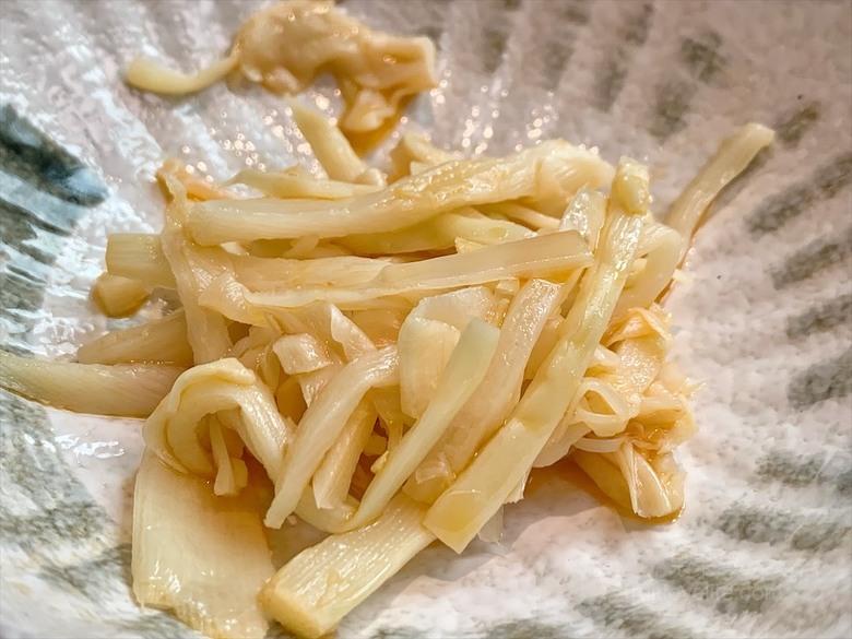 點我看大圖 火鍋餐前奉茶的儀式感,嚴選食材的精緻鍋物,咕溜的烏龜仙草凍,綿密的霜淇淋在這都吃的到