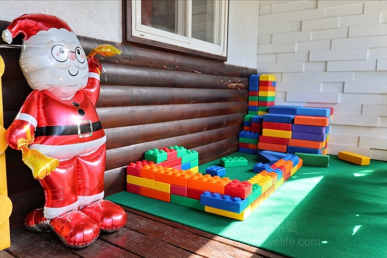 點我看大圖 獨棟主題式溜滑梯小木屋,房間裡面有滑梯還有很多玩具、玩偶,小朋友玩得超開心!