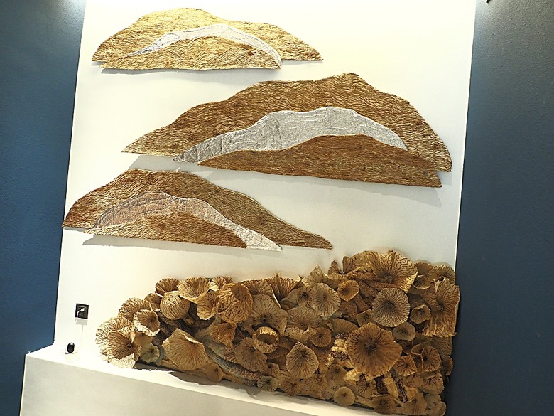 車城 落山風藝術季 【看海美術館展區、海口村街道及村落展區、墾丁長灘休閒飯店、紅柴。居 山海之隅】,順遊恆春縣城東門及北門、恆春文化中心民謠館,品嚐半島特色美食 — 香酥鴨、綠豆蒜 — 2025年初 國境之南看海賞藝小旅行 【小惡魔畫蛇添福】補篇(2)