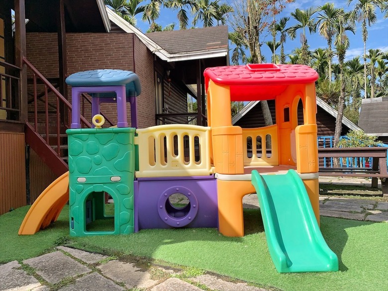 點我看大圖 獨棟主題式溜滑梯小木屋,房間裡面有滑梯還有很多玩具、玩偶,小朋友玩得超開心!