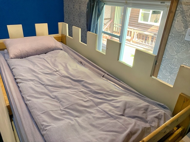 點我看大圖 獨棟主題式溜滑梯小木屋,房間裡面有滑梯還有很多玩具、玩偶,小朋友玩得超開心!