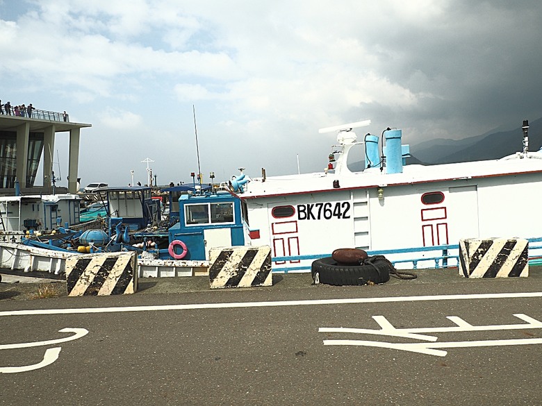 車城 落山風藝術季 【看海美術館展區、海口村街道及村落展區、墾丁長灘休閒飯店、紅柴。居 山海之隅】,順遊恆春縣城東門及北門、恆春文化中心民謠館,品嚐半島特色美食 — 香酥鴨、綠豆蒜 — 2025年初 國境之南看海賞藝小旅行 【小惡魔畫蛇添福】補篇(2)