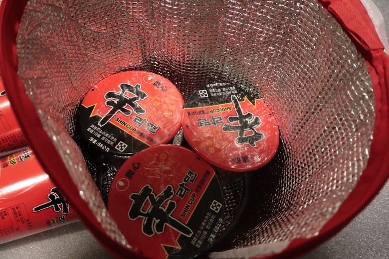 點我看大圖 【開箱】是「實用」的食物商品,不是「食用」的商品,辛拉麵保冷袋 - 大漠國渡