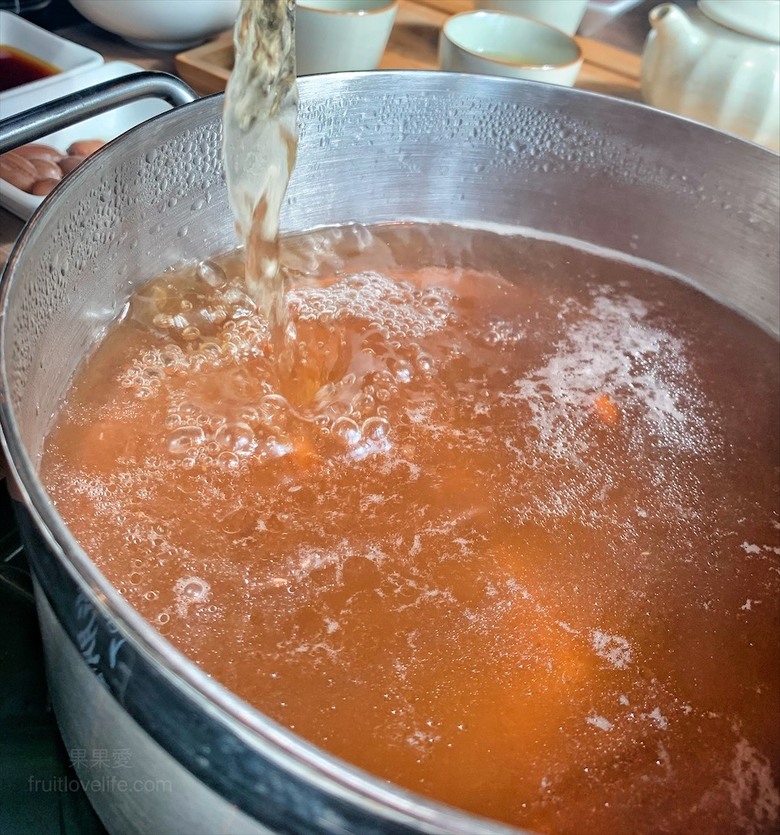 點我看大圖 火鍋餐前奉茶的儀式感,嚴選食材的精緻鍋物,咕溜的烏龜仙草凍,綿密的霜淇淋在這都吃的到