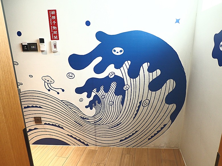 車城 落山風藝術季 【看海美術館展區、海口村街道及村落展區、墾丁長灘休閒飯店、紅柴。居 山海之隅】,順遊恆春縣城東門及北門、恆春文化中心民謠館,品嚐半島特色美食 — 香酥鴨、綠豆蒜 — 2025年初 國境之南看海賞藝小旅行 【小惡魔畫蛇添福】補篇(2)