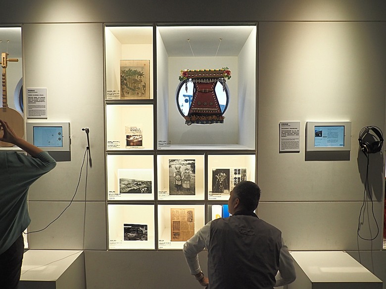 車城 落山風藝術季 【看海美術館展區、海口村街道及村落展區、墾丁長灘休閒飯店、紅柴。居 山海之隅】,順遊恆春縣城東門及北門、恆春文化中心民謠館,品嚐半島特色美食 — 香酥鴨、綠豆蒜 — 2025年初 國境之南看海賞藝小旅行 【小惡魔畫蛇添福】補篇(2)