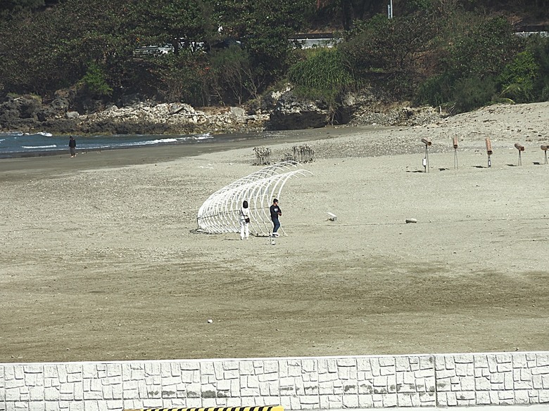車城 落山風藝術季 【看海美術館展區、海口村街道及村落展區、墾丁長灘休閒飯店、紅柴。居 山海之隅】,順遊恆春縣城東門及北門、恆春文化中心民謠館,品嚐半島特色美食 — 香酥鴨、綠豆蒜 — 2025年初 國境之南看海賞藝小旅行 【小惡魔畫蛇添福】補篇(2)