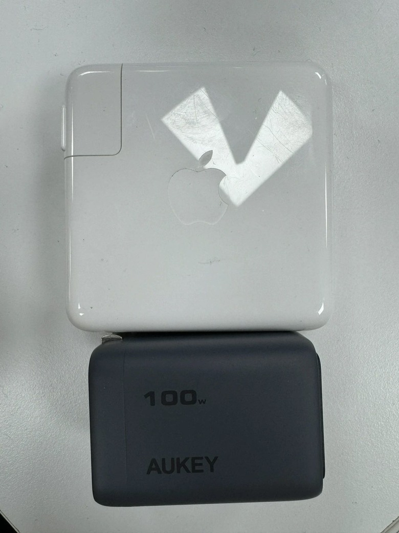 AUKEY Comet Mix 3 100W (PA-C5) Type-C 氮化鎵三孔 PD 快充充電器 開箱 | 全市場最小的 100W 充電器，還有雙 USB-C + USB-A！