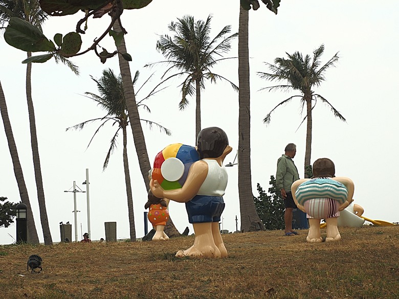 車城 落山風藝術季 【看海美術館展區、海口村街道及村落展區、墾丁長灘休閒飯店、紅柴。居 山海之隅】,順遊恆春縣城東門及北門、恆春文化中心民謠館,品嚐半島特色美食 — 香酥鴨、綠豆蒜 — 2025年初 國境之南看海賞藝小旅行 【小惡魔畫蛇添福】補篇(2)