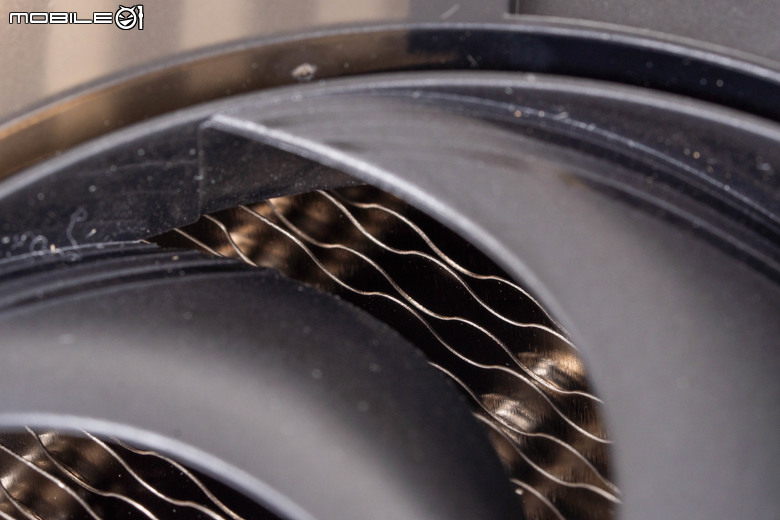 微星 GeForce RTX 5070 Ti 16G GAMING TRIO OC PLUS 顯示卡開箱實測 以大型散熱設計壓制效能提升熱情