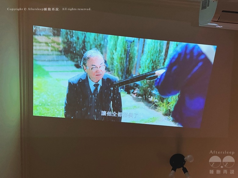 點我看大圖 SANSUI山水黑行俠|雷射音響投影機_小巧輕便又兼具大電量 / 4K高畫質超清晰 / 不分死角、白天完美投射高亮度