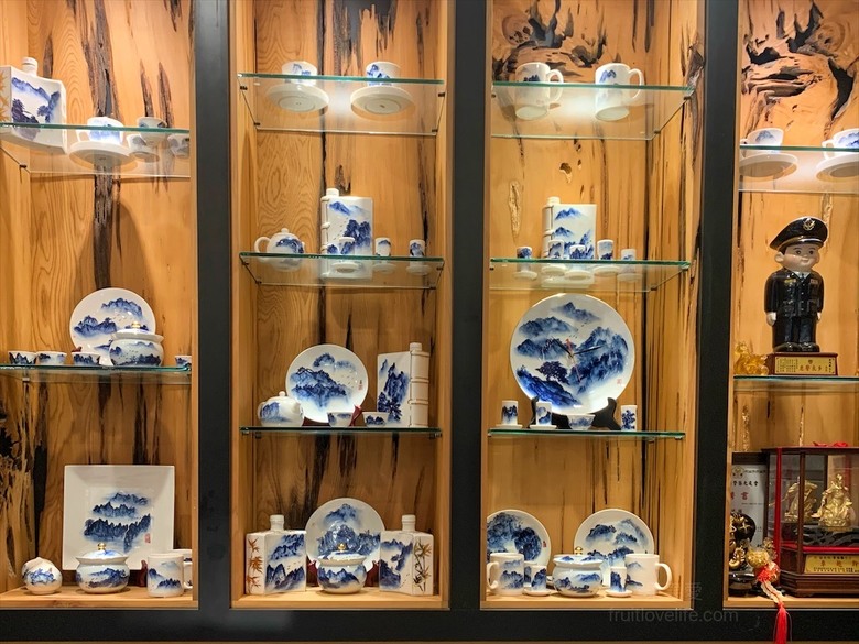 點我看大圖 火鍋餐前奉茶的儀式感,嚴選食材的精緻鍋物,咕溜的烏龜仙草凍,綿密的霜淇淋在這都吃的到