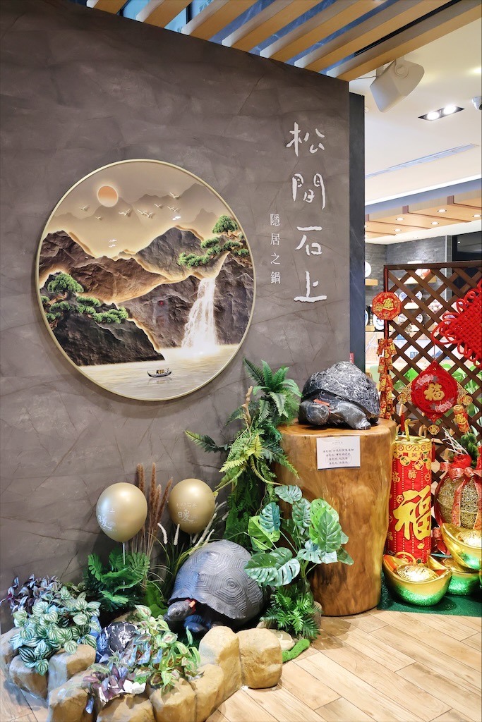 點我看大圖 火鍋餐前奉茶的儀式感,嚴選食材的精緻鍋物,咕溜的烏龜仙草凍,綿密的霜淇淋在這都吃的到