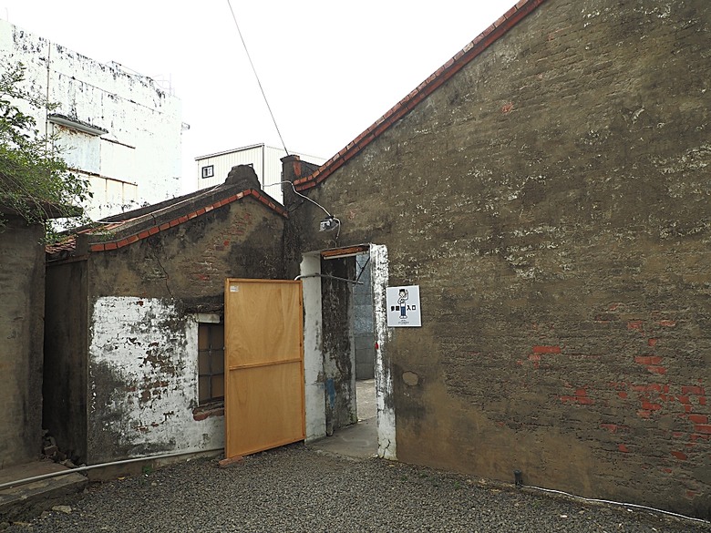 車城 落山風藝術季 【看海美術館展區、海口村街道及村落展區、墾丁長灘休閒飯店、紅柴。居 山海之隅】,順遊恆春縣城東門及北門、恆春文化中心民謠館,品嚐半島特色美食 — 香酥鴨、綠豆蒜 — 2025年初 國境之南看海賞藝小旅行 【小惡魔畫蛇添福】補篇(2)