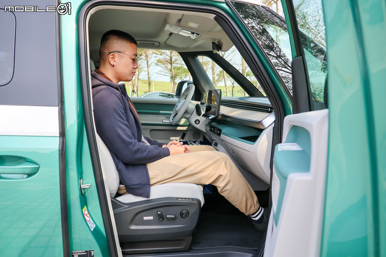 福斯商旅 Volkswagen ID.Buzz Pro S 試駕|承先啟後的經典味、豐富且出色的空間機能!