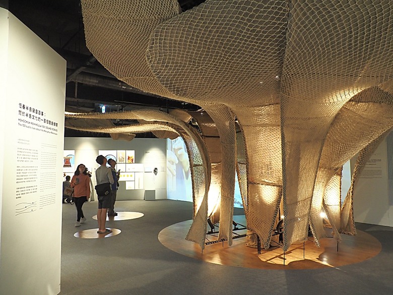 車城 落山風藝術季 【看海美術館展區、海口村街道及村落展區、墾丁長灘休閒飯店、紅柴。居 山海之隅】,順遊恆春縣城東門及北門、恆春文化中心民謠館,品嚐半島特色美食 — 香酥鴨、綠豆蒜 — 2025年初 國境之南看海賞藝小旅行 【小惡魔畫蛇添福】補篇(2)
