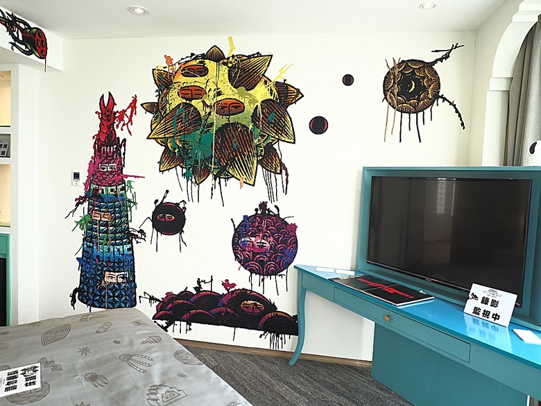車城 落山風藝術季 【看海美術館展區、海口村街道及村落展區、墾丁長灘休閒飯店、紅柴。居 山海之隅】,順遊恆春縣城東門及北門、恆春文化中心民謠館,品嚐半島特色美食 — 香酥鴨、綠豆蒜 — 2025年初 國境之南看海賞藝小旅行 【小惡魔畫蛇添福】補篇(2)