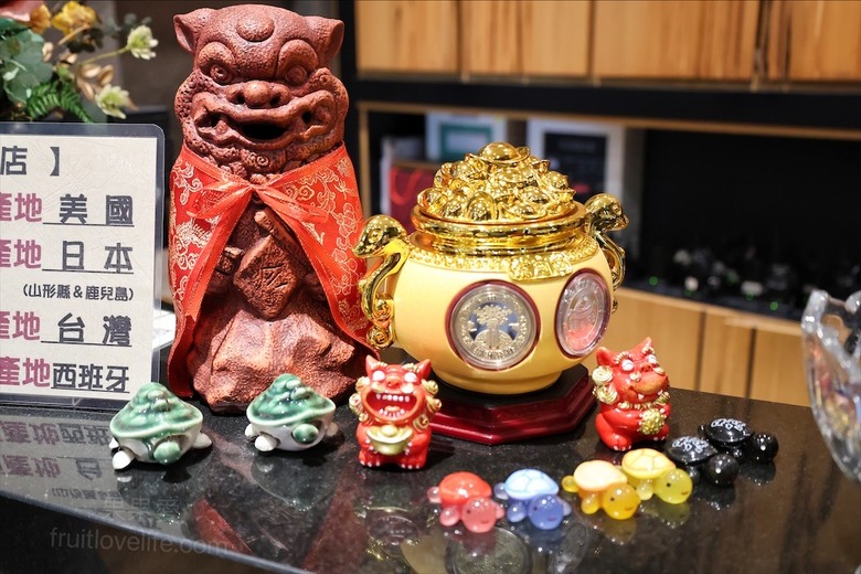 點我看大圖 火鍋餐前奉茶的儀式感,嚴選食材的精緻鍋物,咕溜的烏龜仙草凍,綿密的霜淇淋在這都吃的到