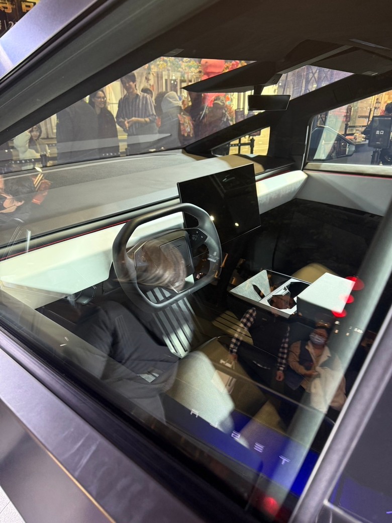 碰巧遇到的巨大口哨，Tesla Cybertruck靜態賞車分享