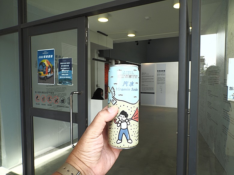 車城 落山風藝術季 【看海美術館展區、海口村街道及村落展區、墾丁長灘休閒飯店、紅柴。居 山海之隅】,順遊恆春縣城東門及北門、恆春文化中心民謠館,品嚐半島特色美食 — 香酥鴨、綠豆蒜 — 2025年初 國境之南看海賞藝小旅行 【小惡魔畫蛇添福】補篇(2)