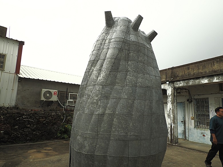 車城 落山風藝術季 【看海美術館展區、海口村街道及村落展區、墾丁長灘休閒飯店、紅柴。居 山海之隅】,順遊恆春縣城東門及北門、恆春文化中心民謠館,品嚐半島特色美食 — 香酥鴨、綠豆蒜 — 2025年初 國境之南看海賞藝小旅行 【小惡魔畫蛇添福】補篇(2)