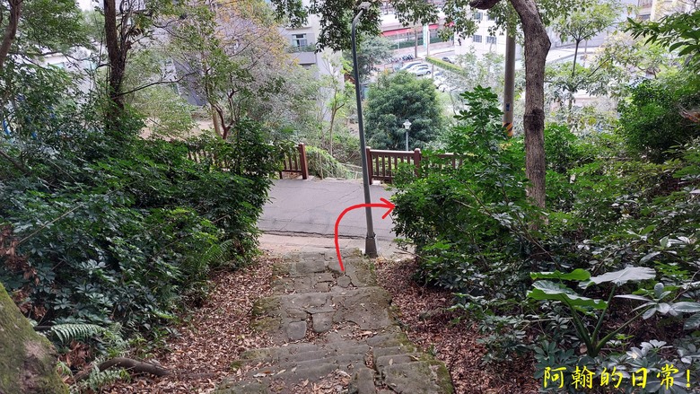 【郊山走走】 台湾よ、永に幸なれ。台灣幸福石、展翅高飛丹鳳山、熱門健行景點軍艦岩 輕鬆健行北投10連峰