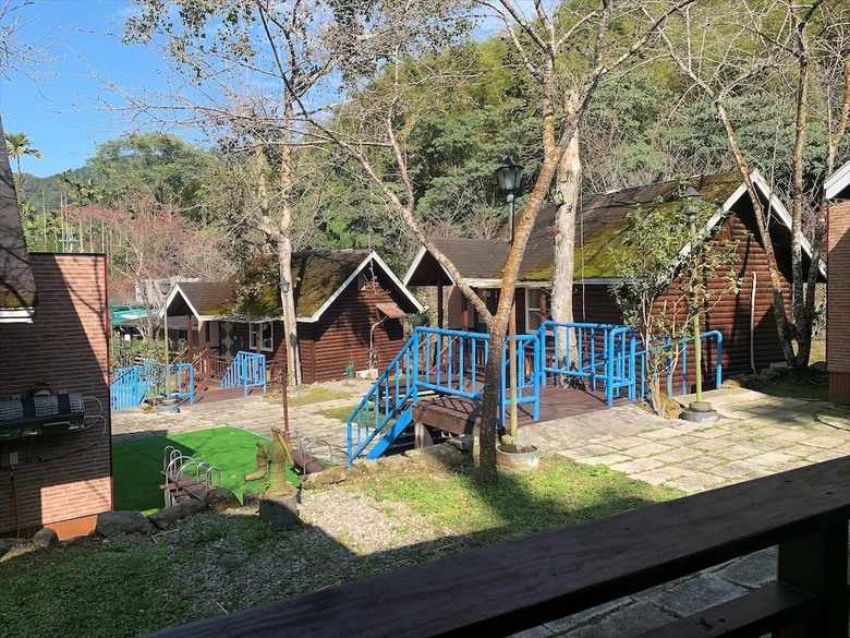 點我看大圖 獨棟主題式溜滑梯小木屋,房間裡面有滑梯還有很多玩具、玩偶,小朋友玩得超開心!