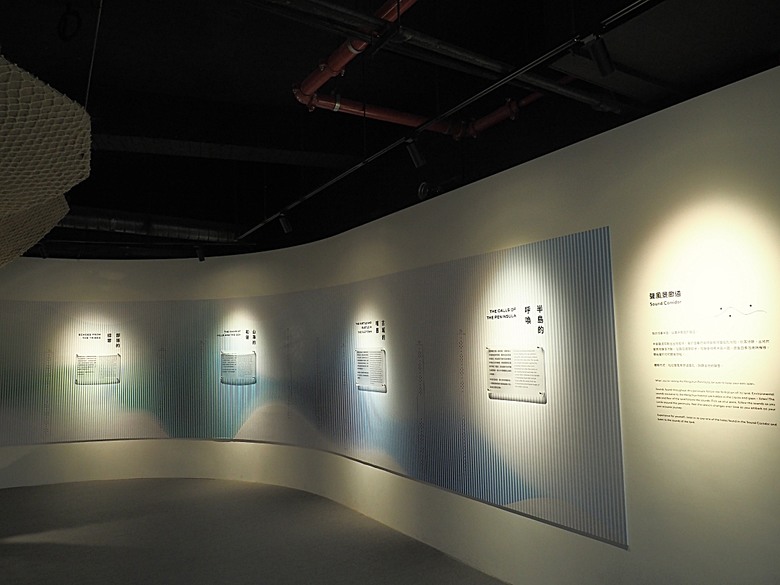 車城 落山風藝術季 【看海美術館展區、海口村街道及村落展區、墾丁長灘休閒飯店、紅柴。居 山海之隅】,順遊恆春縣城東門及北門、恆春文化中心民謠館,品嚐半島特色美食 — 香酥鴨、綠豆蒜 — 2025年初 國境之南看海賞藝小旅行 【小惡魔畫蛇添福】補篇(2)