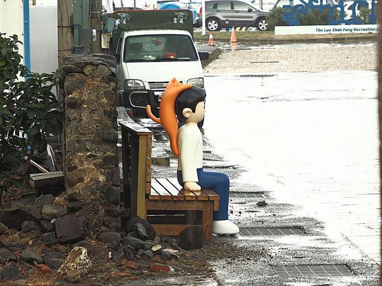 車城 落山風藝術季 【看海美術館展區、海口村街道及村落展區、墾丁長灘休閒飯店、紅柴。居 山海之隅】,順遊恆春縣城東門及北門、恆春文化中心民謠館,品嚐半島特色美食 — 香酥鴨、綠豆蒜 — 2025年初 國境之南看海賞藝小旅行 【小惡魔畫蛇添福】補篇(2)