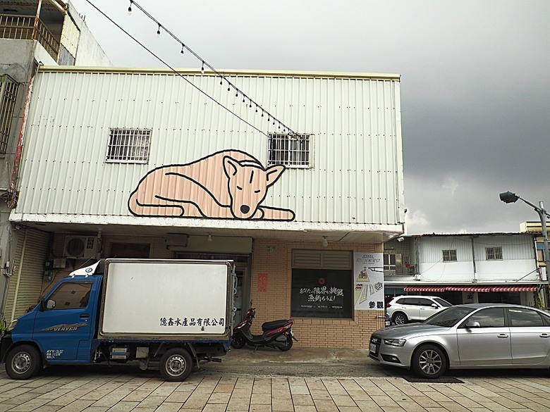 車城 落山風藝術季 【看海美術館展區、海口村街道及村落展區、墾丁長灘休閒飯店、紅柴。居 山海之隅】,順遊恆春縣城東門及北門、恆春文化中心民謠館,品嚐半島特色美食 — 香酥鴨、綠豆蒜 — 2025年初 國境之南看海賞藝小旅行 【小惡魔畫蛇添福】補篇(2)