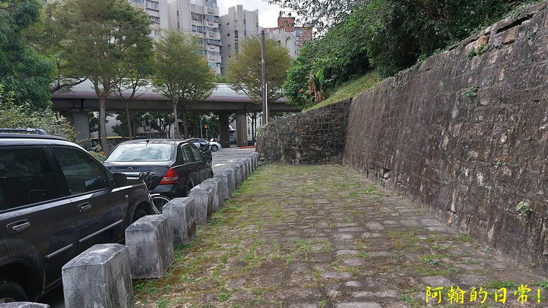 【郊山走走】 台湾よ、永に幸なれ。台灣幸福石、展翅高飛丹鳳山、熱門健行景點軍艦岩 輕鬆健行北投10連峰